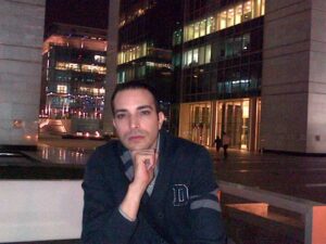 Actif cherche relation avec passif mature et responsable, aime voyage et sport.