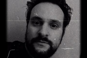 Gang bang gay en latex avec homme bisexuel dans le BDSM.